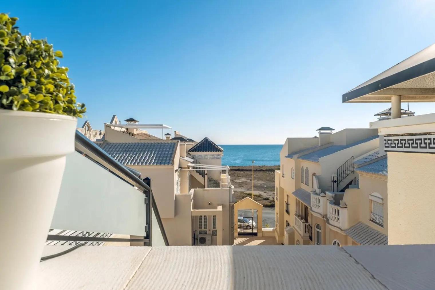 Amazing Penthouse On The Beach, Sea Views, Wifi, Airconditioning And Parking